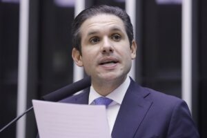 Hugo envia pedidos de cassação de Eduardo Bolsonaro ao Conselho de Ética