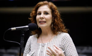 Carla Zambelli vai ficar presa até Justiça italiana avaliar questões de saúde da deputada