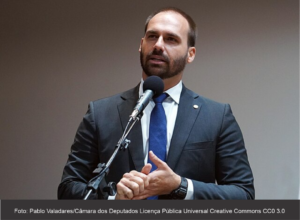 Polícia Federal determina retorno de Eduardo Bolsonaro ao cargo; ele rejeita voltar ao Brasil