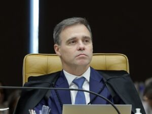 TSE mantém remoção de posts que associam Flávio Bolsonaro à retirada do título de Nossa Senhora Aparecida